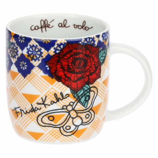 Questa mug in porcellana della collezione THUN x Frida Kahlo presenta un raffinato decoro floreale e l'illustrazione dell'iconica artista circondata da simboli della natura messicana. Il design artistico dai colori caldi e vivaci avvolge l'intera superficie, rendendo questa tazza un accessorio da cucina scenografico e ricco di personalità. Realizzata in pregiata porcellana, la mug THUN Mexico è ideale per regalare un tocco di arte e stile folk-chic alla pausa caffè quotidiana.