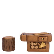 Set di due miniature in ceramica del presepe raffiguranti un ceppo di legno con venature intagliate e un banco da falegname con cassetto, riccioli di trucioli e attrezzi dorati. Accessori dal design classico e curato firmati THUN, ideali per arricchire la scenetta del falegname nel presepe o come idea regalo natalizia.