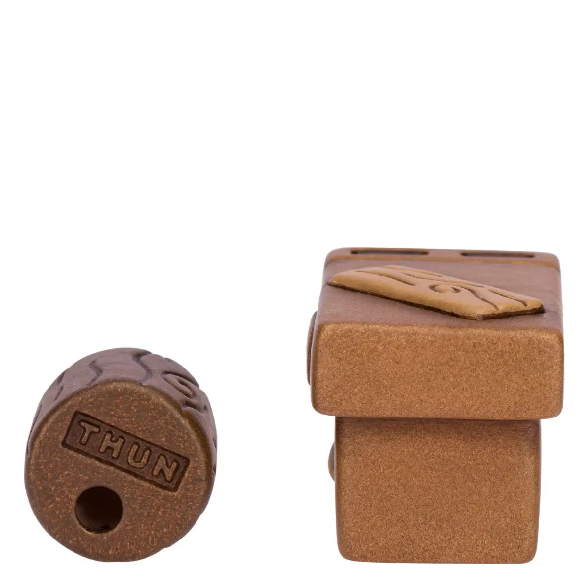 Set di due miniature in ceramica del presepe raffiguranti un ceppo di legno con venature intagliate e un banco da falegname con cassetto, riccioli di trucioli e attrezzi dorati. Accessori dal design classico e curato firmati THUN, ideali per arricchire la scenetta del falegname nel presepe o come idea regalo natalizia.