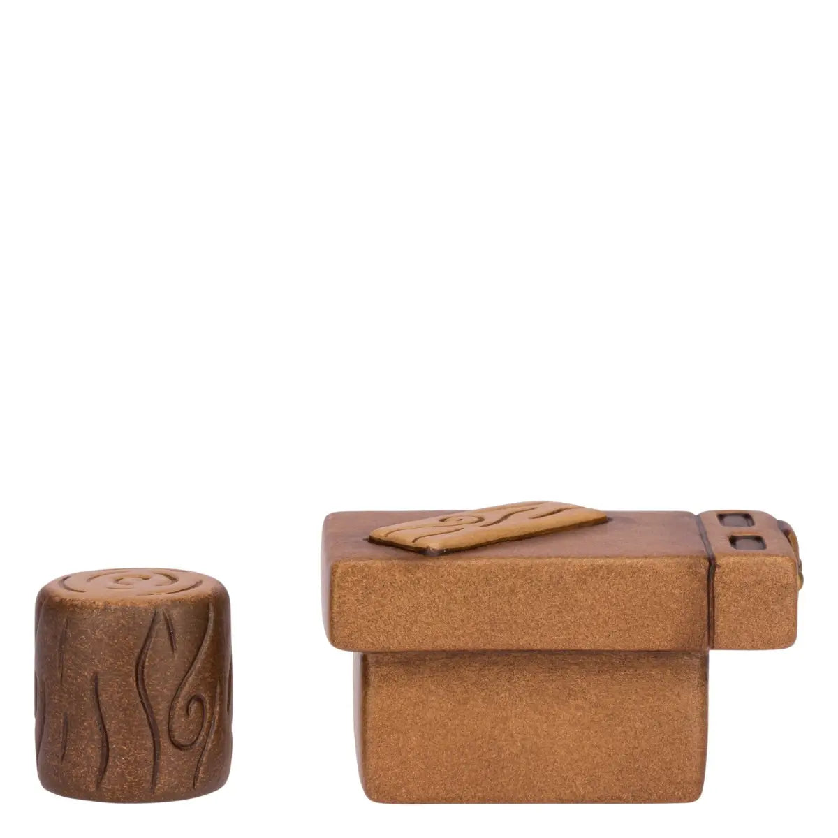 Set di due miniature in ceramica del presepe raffiguranti un ceppo di legno con venature intagliate e un banco da falegname con cassetto, riccioli di trucioli e attrezzi dorati. Accessori dal design classico e curato firmati THUN, ideali per arricchire la scenetta del falegname nel presepe o come idea regalo natalizia.