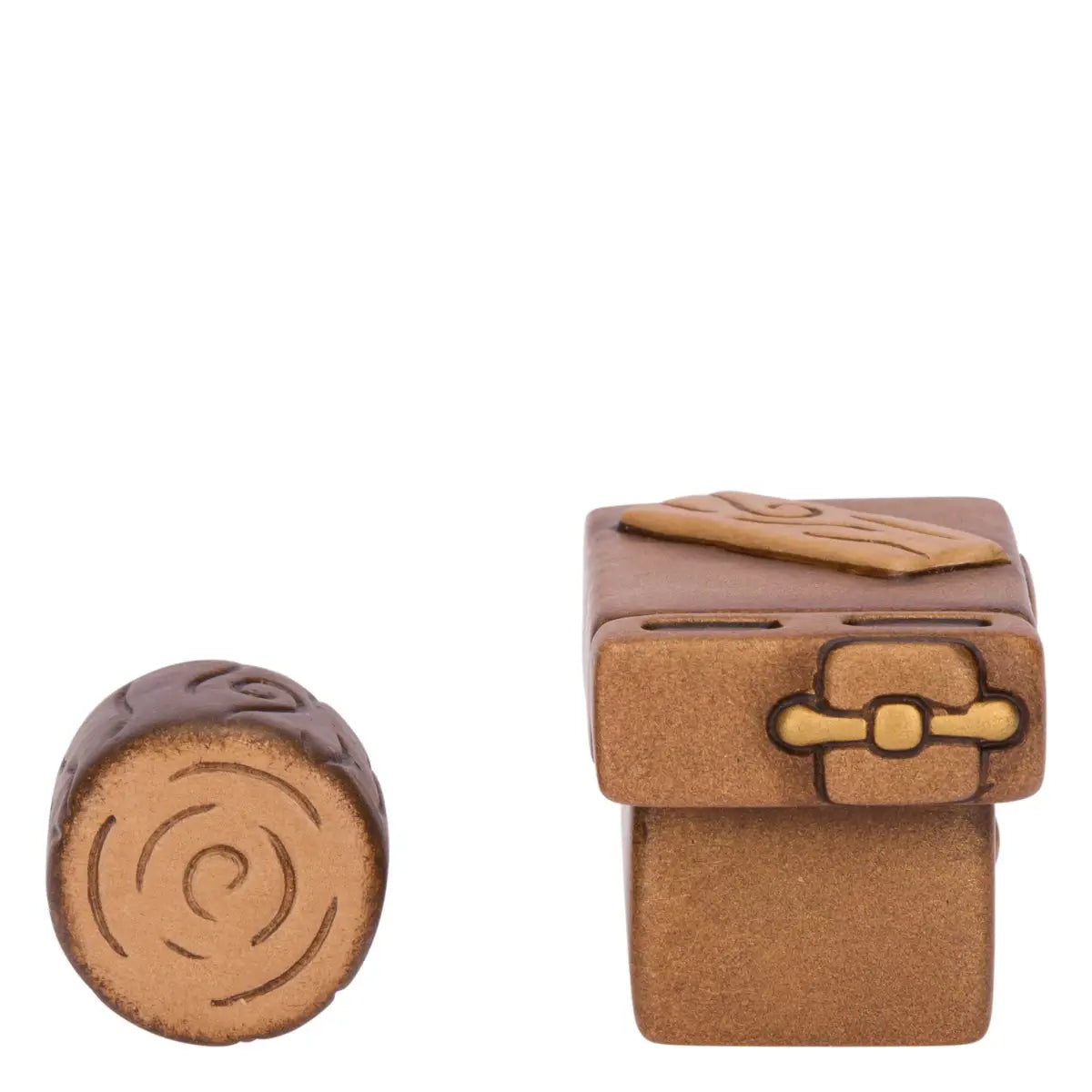 Set di due miniature in ceramica del presepe raffiguranti un ceppo di legno con venature intagliate e un banco da falegname con cassetto, riccioli di trucioli e attrezzi dorati. Accessori dal design classico e curato firmati THUN, ideali per arricchire la scenetta del falegname nel presepe o come idea regalo natalizia.