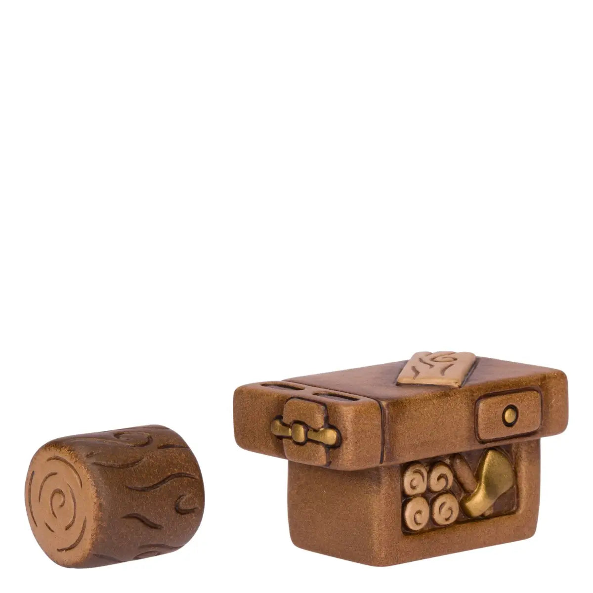 Set di due miniature in ceramica del presepe raffiguranti un ceppo di legno con venature intagliate e un banco da falegname con cassetto, riccioli di trucioli e attrezzi dorati. Accessori dal design classico e curato firmati THUN, ideali per arricchire la scenetta del falegname nel presepe o come idea regalo natalizia.
