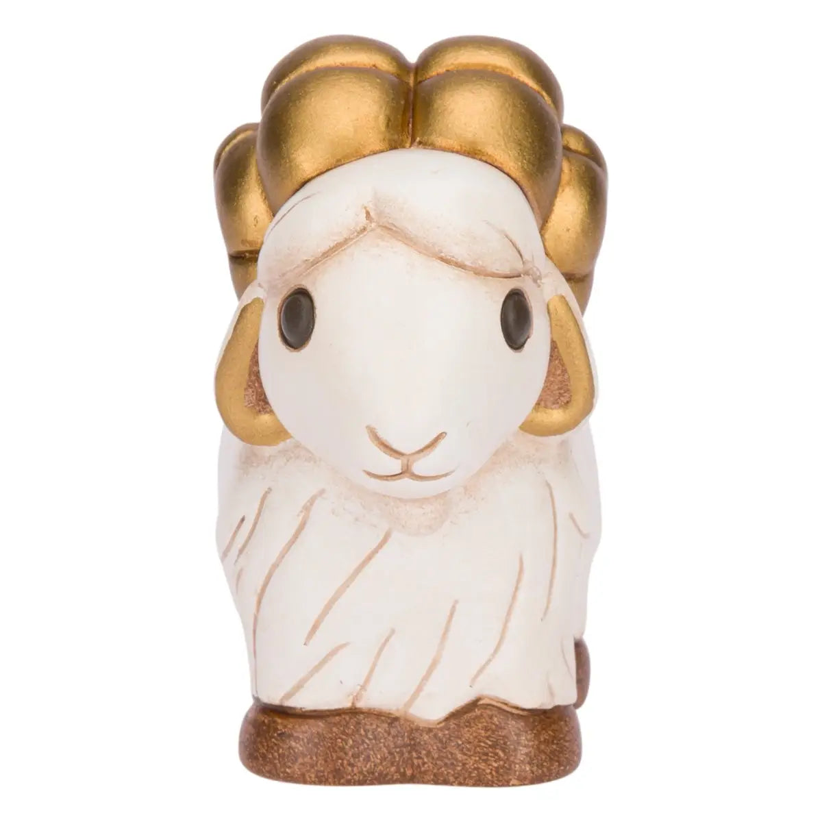Statuina in ceramica raffigurante un ariete del presepe con folto vello bianco striato e grandi corna dorate arrotolate, zoccoli marroni. Personaggio dal design classico e curato firmato THUN, ideale per arricchire il presepe o come idea regalo natalizia