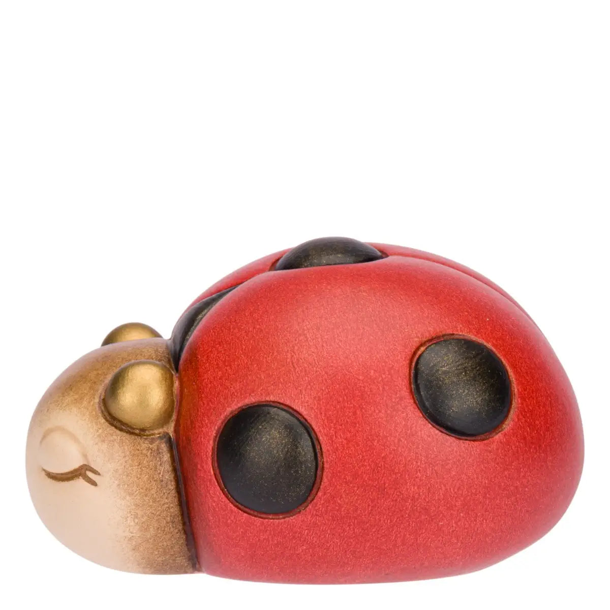 Coccinella Ella decorativa in ceramica dipinta a mano firmata THUN, caratterizzata da grandi ali rosse con i classici punti neri a rilievo e un dolce viso addormentato dalle tonalità neutre con piccoli dettagli dorati. Questa iconica statuina portafortuna dal design dolce e arrotondato rappresenta un perfetto complemento d'arredo per la casa, ideale come idea regalo da collezionare o come bomboniera per cerimonie speciali.