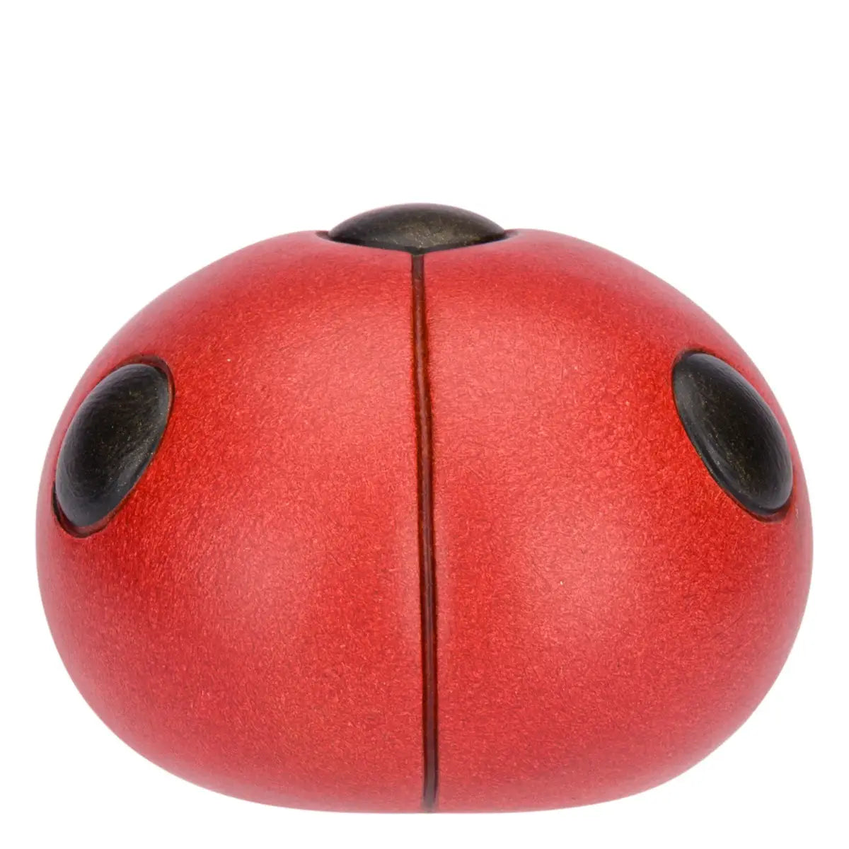 Coccinella Ella decorativa in ceramica dipinta a mano firmata THUN, caratterizzata da grandi ali rosse con i classici punti neri a rilievo e un dolce viso addormentato dalle tonalità neutre con piccoli dettagli dorati. Questa iconica statuina portafortuna dal design dolce e arrotondato rappresenta un perfetto complemento d'arredo per la casa, ideale come idea regalo da collezionare o come bomboniera per cerimonie speciali.
