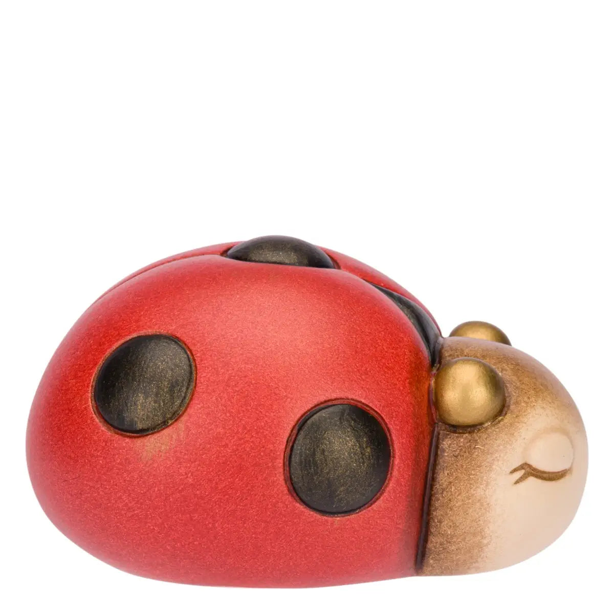 Coccinella Ella decorativa in ceramica dipinta a mano firmata THUN, caratterizzata da grandi ali rosse con i classici punti neri a rilievo e un dolce viso addormentato dalle tonalità neutre con piccoli dettagli dorati. Questa iconica statuina portafortuna dal design dolce e arrotondato rappresenta un perfetto complemento d'arredo per la casa, ideale come idea regalo da collezionare o come bomboniera per cerimonie speciali.