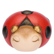 Coccinella Ella decorativa in ceramica dipinta a mano firmata THUN, caratterizzata da grandi ali rosse con i classici punti neri a rilievo e un dolce viso addormentato dalle tonalità neutre con piccoli dettagli dorati. Questa iconica statuina portafortuna dal design dolce e arrotondato rappresenta un perfetto complemento d'arredo per la casa, ideale come idea regalo da collezionare o come bomboniera per cerimonie speciali.