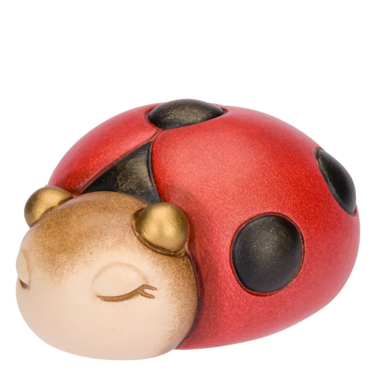 Coccinella Ella decorativa in ceramica dipinta a mano firmata THUN, caratterizzata da grandi ali rosse con i classici punti neri a rilievo e un dolce viso addormentato dalle tonalità neutre con piccoli dettagli dorati. Questa iconica statuina portafortuna dal design dolce e arrotondato rappresenta un perfetto complemento d'arredo per la casa, ideale come idea regalo da collezionare o come bomboniera per cerimonie speciali.