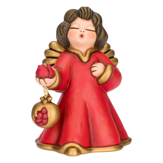 L'Angelo Centenario Contessa Lene Thun è una preziosa scultura in ceramica "Limited Edition" che indossa una veste rossa con bordi dorati e sorregge un melograno simbolo di abbondanza. Questa statuetta da collezione, rifinita nei minimi dettagli con ali dorate e capelli bruni, rappresenta un pezzo unico ed elegante del marchio Thun perfetto come regalo esclusivo o decorazione natalizia.