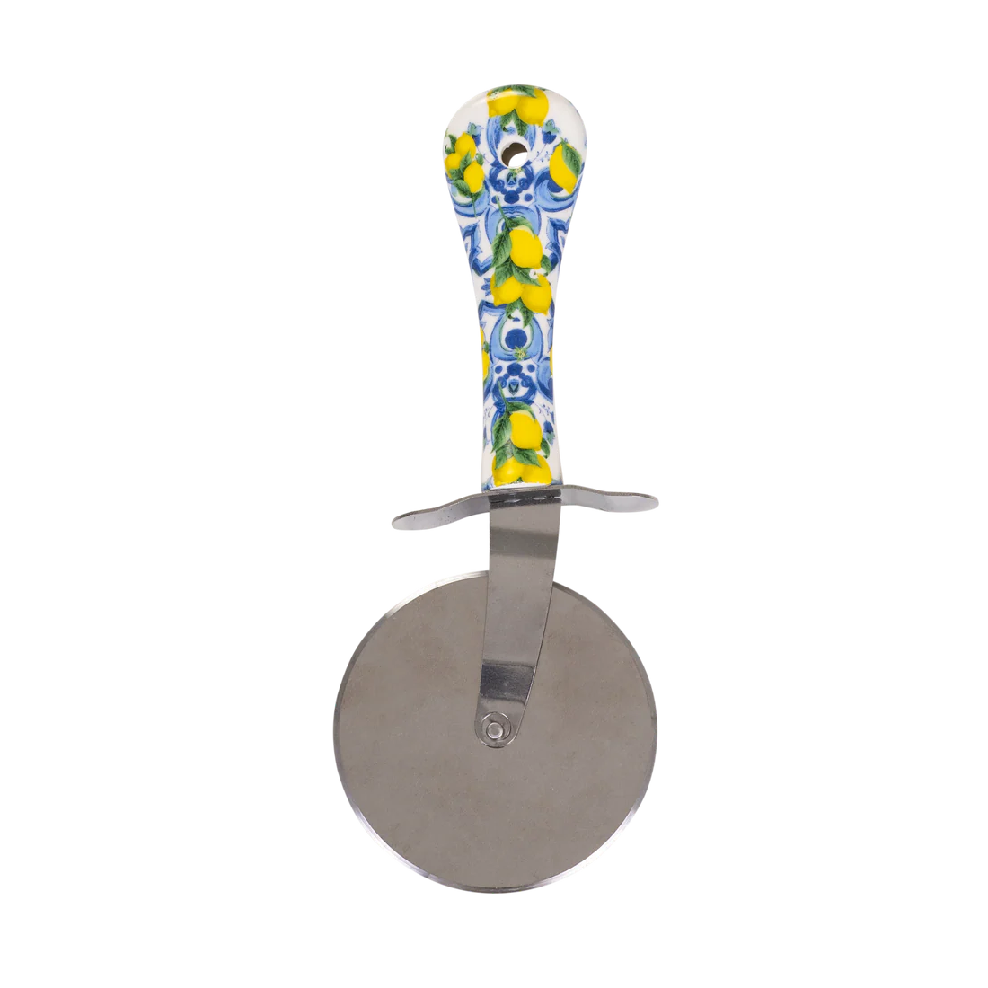 Taglia pizza in acciaio con manico decorato in ceramica caratterizzato da una lama circolare rotante e da un'impugnatura colorata in stile siciliano con decori di limoni gialli e maioliche blu. Questo funzionale utensile da cucina unisce l'efficienza del taglio all'estetica mediterranea, ideale come colorata idea regalo per gli amanti della cucina.