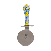 Taglia pizza in acciaio con manico decorato in ceramica caratterizzato da una lama circolare rotante e da un'impugnatura colorata in stile siciliano con decori di limoni gialli e maioliche blu. Questo funzionale utensile da cucina unisce l'efficienza del taglio all'estetica mediterranea, ideale come colorata idea regalo per gli amanti della cucina.