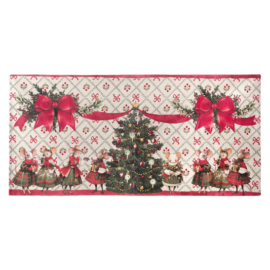 Tappeto rettangolare Blanc Mariclò Favola di Natale. Al centro un grande albero addobbato, ai lati una sfilata di topini natalizi e grandi fiocchi rossi su fondo a rombi con bacche e fiocchetti.