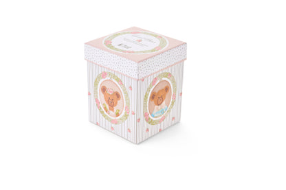 Tazze Nuvole di Stoffa linea Sweet Bear per Pasqua 2026. Medaglione centrale con orsetta e ghirlanda di rose su fondo a pois e bordi a righe sottili. Decorazione tenera per cameretta o tavola.