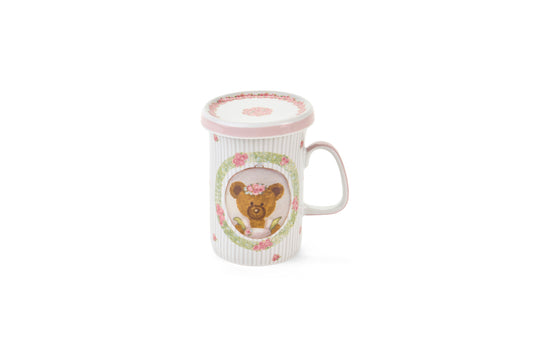 Tazze Nuvole di Stoffa linea Sweet Bear per Pasqua 2026. Medaglione centrale con orsetta e ghirlanda di rose su fondo a pois e bordi a righe sottili. Decorazione tenera per cameretta o tavola.