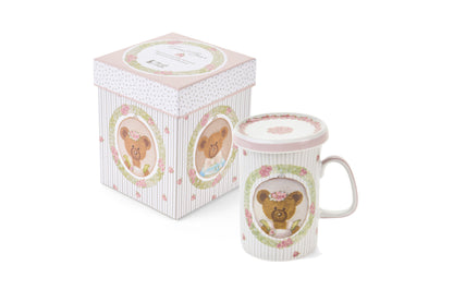 Tazze Nuvole di Stoffa linea Sweet Bear per Pasqua 2026. Medaglione centrale con orsetta e ghirlanda di rose su fondo a pois e bordi a righe sottili. Decorazione tenera per cameretta o tavola.