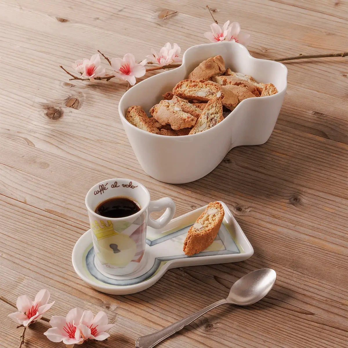 Set caffè Incanto di Pasqua Thun inserito in un'ambientazione colazione fiorita. Un'idea regalo raffinata per Pasqua che arricchisce la tavola con eleganza e allegria.