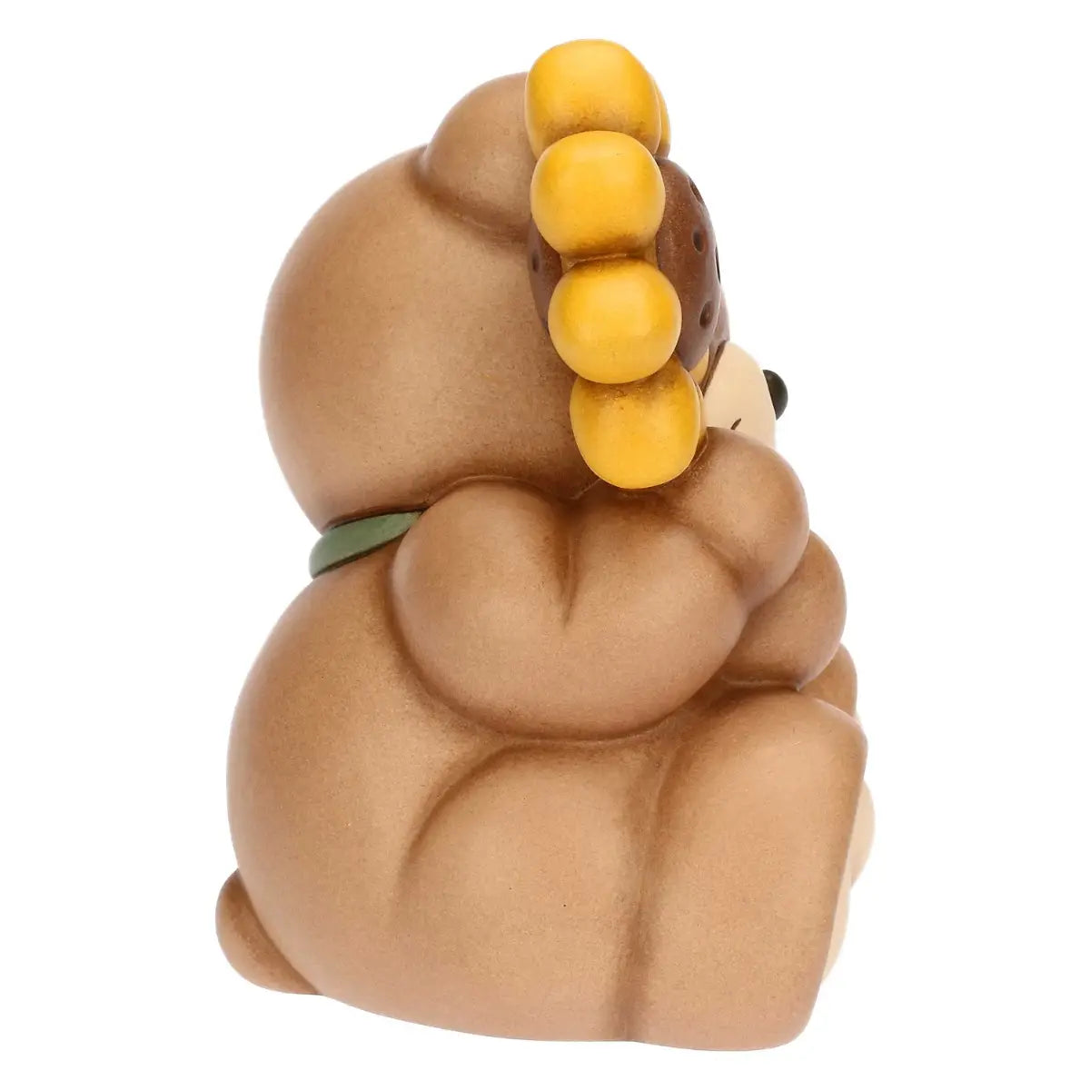 Profilo sinistro del Teddy THUN. Inquadratura laterale che evidenzia il girasole a rilievo tenuto tra le zampe anteriori del simpatico orsetto.