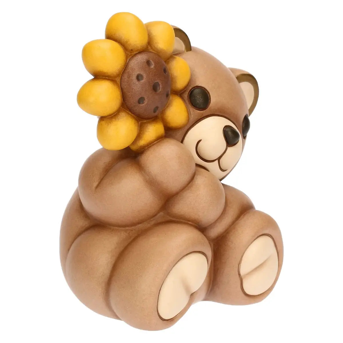 Inquadratura angolata del Teddy THUN grande. L'espressione dolce e il girasole giallo risaltano sulla ceramica dipinta a mano.