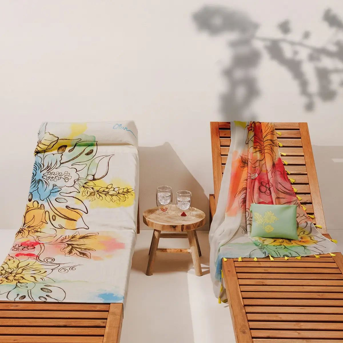 Il Telo Mare con Cuscino "Eleganza Esotica" THUN è l'accessorio perfetto per unire comfort, praticità e stile durante le giornate di relax al mare o in piscina.

Caratterizzato da un fondo bianco candido, il telo è impreziosito lungo un lato da una bellissima cascata di fiori tropicali e foglie esotiche, delineati con un tratto grafico nero e animati da sfumature artistiche ad acquerello nei toni del celeste, giallo, arancione e fucsia. In alto a destra spicca l'inconfondibile firma del brand.