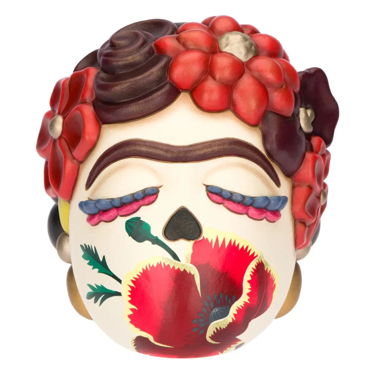 Scultura decorativa in ceramica Thun raffigurante la testa di Frida Kahlo in stile "calavera", caratterizzata da occhi chiusi con ciglia colorate, l'iconico sopracciglio unico e un grande papavero rosso dipinto sul volto. Questa creazione artistica è riccamente adornata da fiori rossi e bordeaux tra i capelli castani, rappresentando un pezzo da collezione unico che celebra l'estetica e la forza della celebre pittrice messicana.