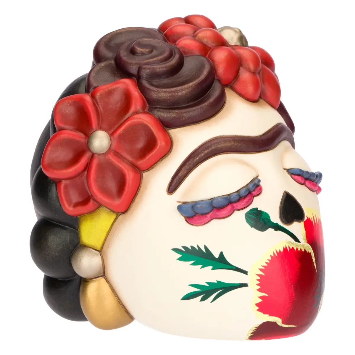 Scultura decorativa in ceramica Thun raffigurante la testa di Frida Kahlo in stile "calavera", caratterizzata da occhi chiusi con ciglia colorate, l'iconico sopracciglio unico e un grande papavero rosso dipinto sul volto. Questa creazione artistica è riccamente adornata da fiori rossi e bordeaux tra i capelli castani, rappresentando un pezzo da collezione unico che celebra l'estetica e la forza della celebre pittrice messicana.