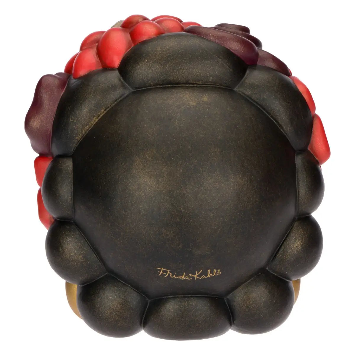 Scultura decorativa in ceramica Thun raffigurante la testa di Frida Kahlo in stile "calavera", caratterizzata da occhi chiusi con ciglia colorate, l'iconico sopracciglio unico e un grande papavero rosso dipinto sul volto. Questa creazione artistica è riccamente adornata da fiori rossi e bordeaux tra i capelli castani, rappresentando un pezzo da collezione unico che celebra l'estetica e la forza della celebre pittrice messicana.