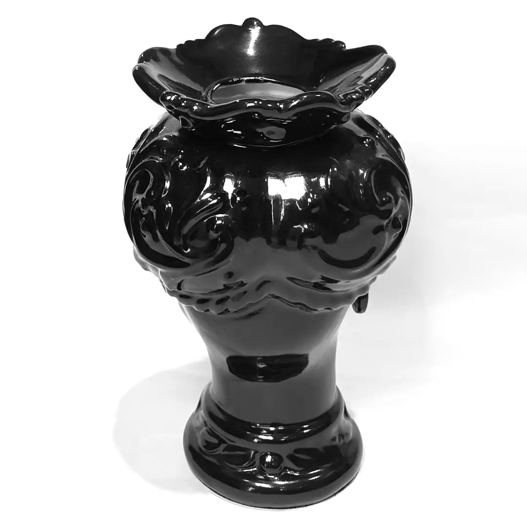 Coppia di Teste di Moro in ceramica artigianale, una in bianco lucido e una in nero lucido, entrambe caratterizzate da un'originale saetta dorata dipinta sul volto. Queste sculture ornamentali dal design pop e contemporaneo fondono la tradizione siciliana con uno stile d'avanguardia, rappresentando un complemento d'arredo iconico ed elegante per interni di lusso.