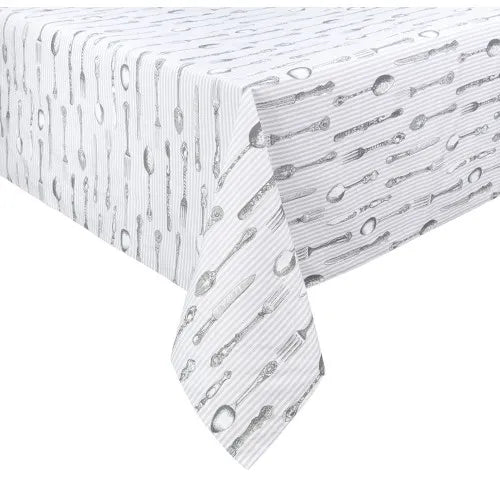 Dettaglio dell'angolo di una tovaglia bianca a righe sottili grigie con stampa vintage di posate classiche. Il tessuto ricade mostrando cucchiai e forchette decorati in stile retrò Nuvole di Stoffa.