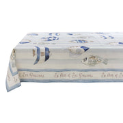 Tovaglia Blanc Mariclo' linea "La Mer et Les Poissons" in stile marinière. Stampa con pesci tropicali illustrati in azzurro e beige su fondo a righe orizzontali celesti. Bordo decorativo con scritte calligrafiche.