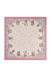 Centrotavola pasquale Nuvole di Stoffa con bordo a pois rosa. Decorazione centrale con illustrazioni vintage di coniglietti, tazze da tè fiorite e farfalle. Tessuto elegante per la tavola di Pasqua 2026.