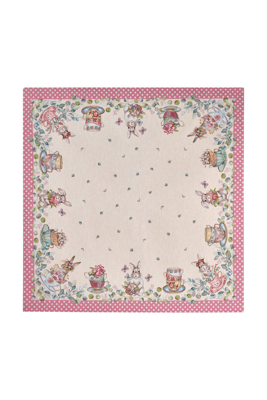 Centrotavola pasquale Nuvole di Stoffa con bordo a pois rosa. Decorazione centrale con illustrazioni vintage di coniglietti, tazze da tè fiorite e farfalle. Tessuto elegante per la tavola di Pasqua 2026.
