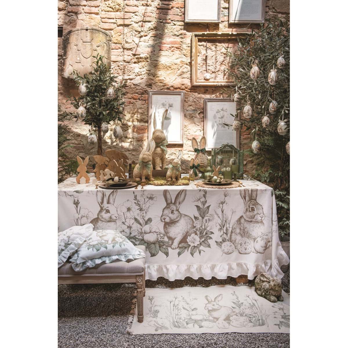 Ambientazione della tovaglia con gala "Le Jardin Des Lapins" Blanc Mariclo' in stile shabby chic. Stampa delicata con coniglietti in tonalità seppia, uova decorate e fiori primaverili verdi su fondo bianco puro.