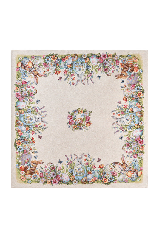 Centrotavola pasquale Nuvole di Stoffa con bordo decorato da coniglietti, uova di pasqua, farfalle e fiori. Decorazione centrale con illustrazioni vintage di una ghirlanda di fiori. Tessuto elegante per la tavola di Pasqua 2026.
