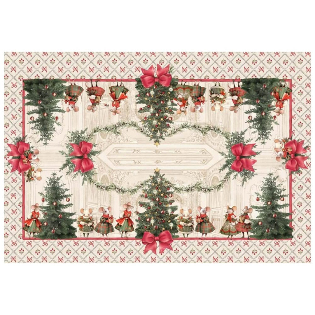 Inquadratura dall’alto della tovaglia rettangolare Favola di Natale di Blanc Mariclò. Il design simmetrico mostra ghirlande, abeti addobbati e piccoli topi antropomorfi in abiti natalizi.