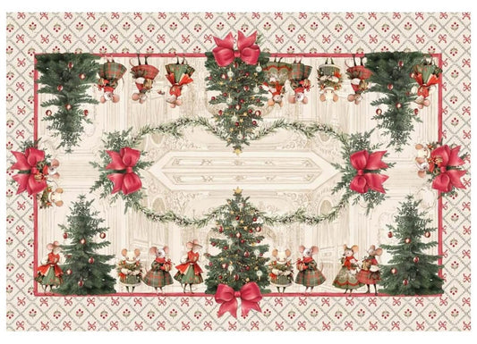 Inquadratura dall’alto della tovaglia rettangolare Favola di Natale di Blanc Mariclò. Il design simmetrico mostra ghirlande, abeti addobbati e piccoli topi antropomorfi in abiti natalizi.