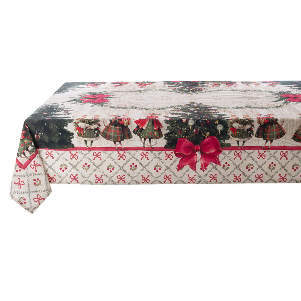 Tovaglia rettangolare Blanc Mariclò "Favola di Natale" su fondo bianco. Decori con topini vestiti a festa, alberi di Natale e ghirlande. Bordo inferiore color crema con pattern a fiocchi rossi.