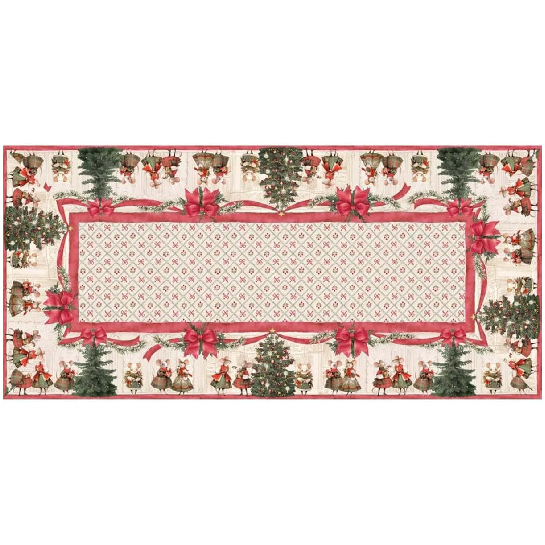 Panoramica dall'alto della tovaglia Blanc Mariclò 150x220 cm. Il pattern esteso mostra la ripetizione di alberi addobbati, topini e la grande cornice rossa centrale su fondo a piccoli rombi.