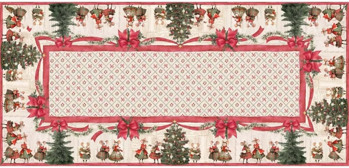 Panoramica dall'alto della tovaglia Blanc Mariclò 150x220 cm. Il pattern esteso mostra la ripetizione di alberi addobbati, topini e la grande cornice rossa centrale su fondo a piccoli rombi.