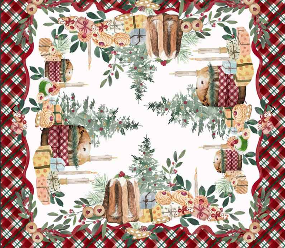 Vista dall'alto della tovaglia natalizia quadrata Blanc Mariclo. Il design presenta una composizione simmetrica di pandori, panettoni e alberi di Natale, racchiusi da un bordo scozzese rosso e verde.