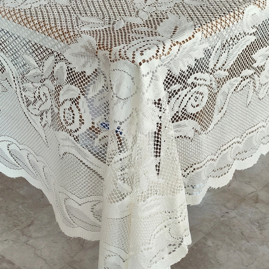 Tovaglia linea Dentelle Blanc Mariclo' in pizzo bianco trasparente. Decorata con ricami floreali delicati e bordo smerlato. Ideale per una tavola elegante in stile shabby chic e provenzale.