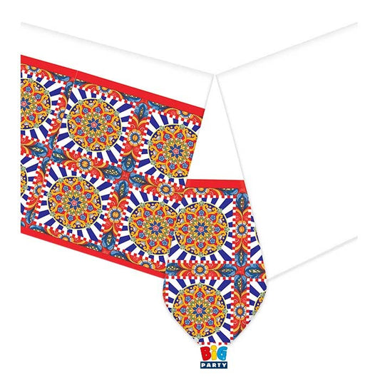 Una tovaglia di plastica usa e getta della linea "Sicilia" di Big Party. Il design richiama l'estetica dei carretti siciliani, con una vivace decorazione a ruota e motivi geometrici nei toni del rosso, giallo e blu su sfondo bianco. Al centro spicca l'illustrazione di greche ornamentali colorate.