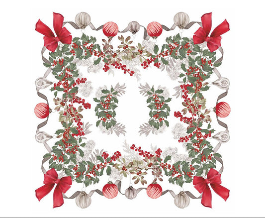 Tovaglia natalizia bianca Blanc Mariclò con stampa perimetrale di ghirlande di agrifoglio, bacche rosse e grandi fiocchi scarlatti con palline di Natale vintage. Design elegante per tavole festive.