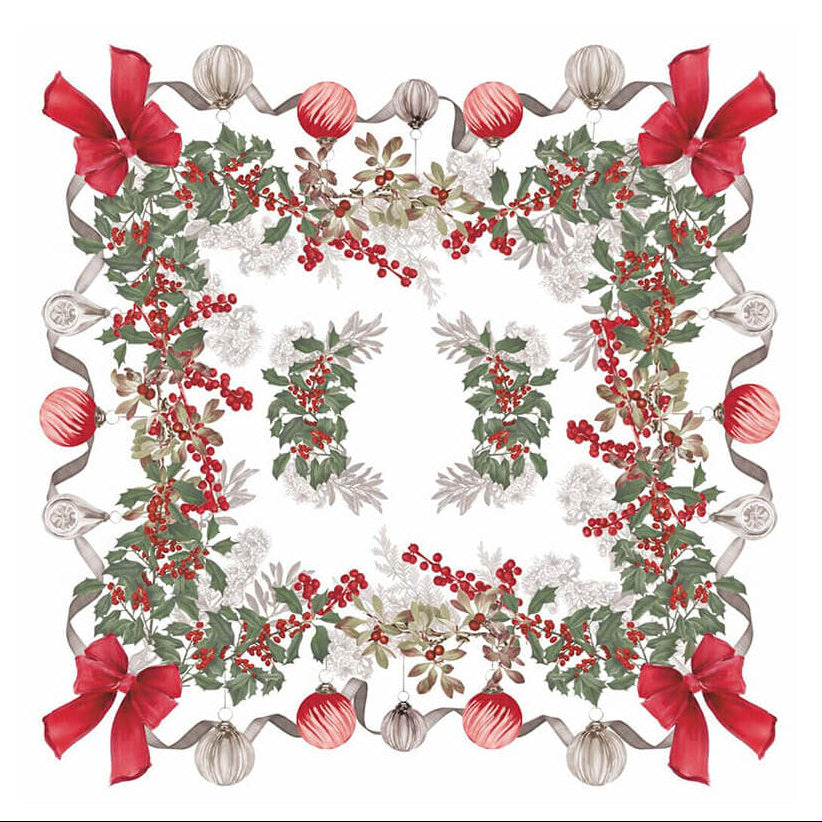 Tovaglia natalizia bianca Blanc Mariclò con stampa perimetrale di ghirlande di agrifoglio, bacche rosse e grandi fiocchi scarlatti con palline di Natale vintage. Design elegante per tavole festive.