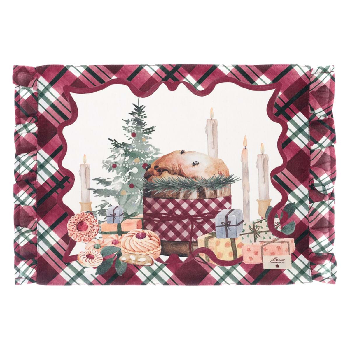 Tovaglietta americana rettangolare Blanc Mariclo con bordo a volant in fantasia tartan rossa. La stampa centrale mostra un panettone, candele accese, regali e un albero di Natale su fondo panna.