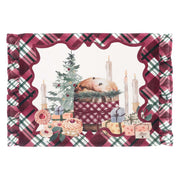 Tovaglietta americana rettangolare Blanc Mariclo con bordo a volant in fantasia tartan rossa. La stampa centrale mostra un panettone, candele accese, regali e un albero di Natale su fondo panna.