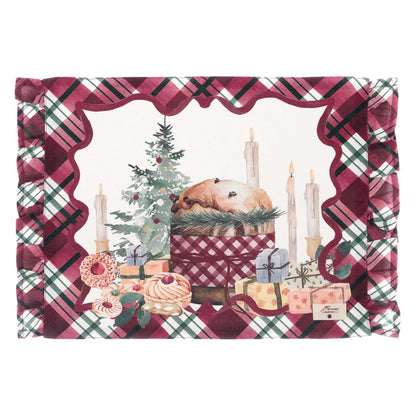 Tovaglietta americana rettangolare Blanc Mariclo con bordo a volant in fantasia tartan rossa. La stampa centrale mostra un panettone, candele accese, regali e un albero di Natale su fondo panna.
