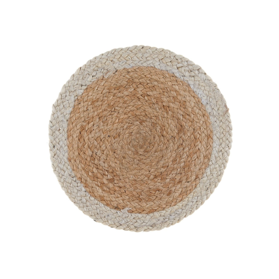 Tovaglietta americana tonda in juta intrecciata a mano, con centro naturale color paglia e bordo esterno bianco panna. Sottopiatto artigianale dallo stile country chic, ideale per apparecchiare la tavola con un tocco naturale ed elegante.