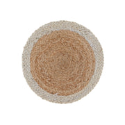 Tovaglietta americana tonda in juta intrecciata a mano, con centro naturale color paglia e bordo esterno bianco panna. Sottopiatto artigianale dallo stile country chic, ideale per apparecchiare la tavola con un tocco naturale ed elegante.