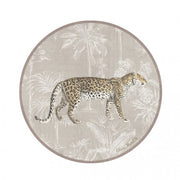 Tovaglietta americana rotonda in vinile della collezione "Leopard" di Blanc Mariclo' caratterizzata dall'illustrazione realistica di un leopardo maculato in posizione di profilo. Lo sfondo beige presenta un delicato motivo esotico con palme e piante tropicali stilizzate in bianco, ideale per apparecchiare una tavola moderna e grintosa dal tocco jungle chic.
