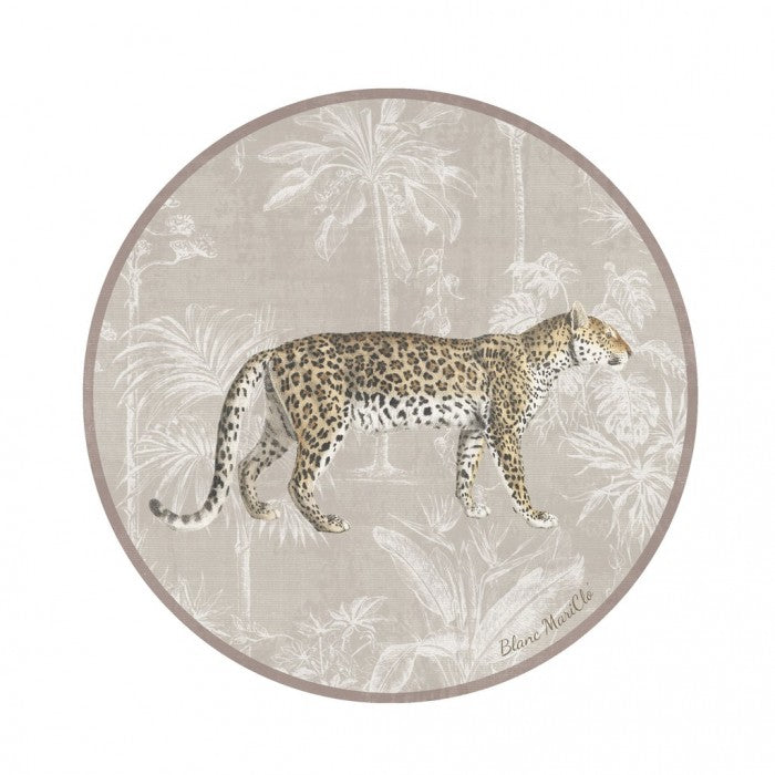 Tovaglietta americana rotonda in vinile della collezione "Leopard" di Blanc Mariclo' caratterizzata dall'illustrazione realistica di un leopardo maculato in posizione di profilo. Lo sfondo beige presenta un delicato motivo esotico con palme e piante tropicali stilizzate in bianco, ideale per apparecchiare una tavola moderna e grintosa dal tocco jungle chic.